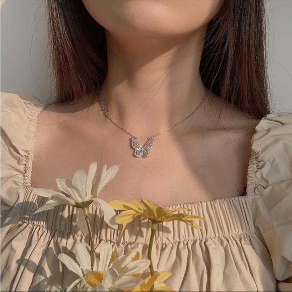 New beautiful gold butterfly necklace - Picture 3 of 6